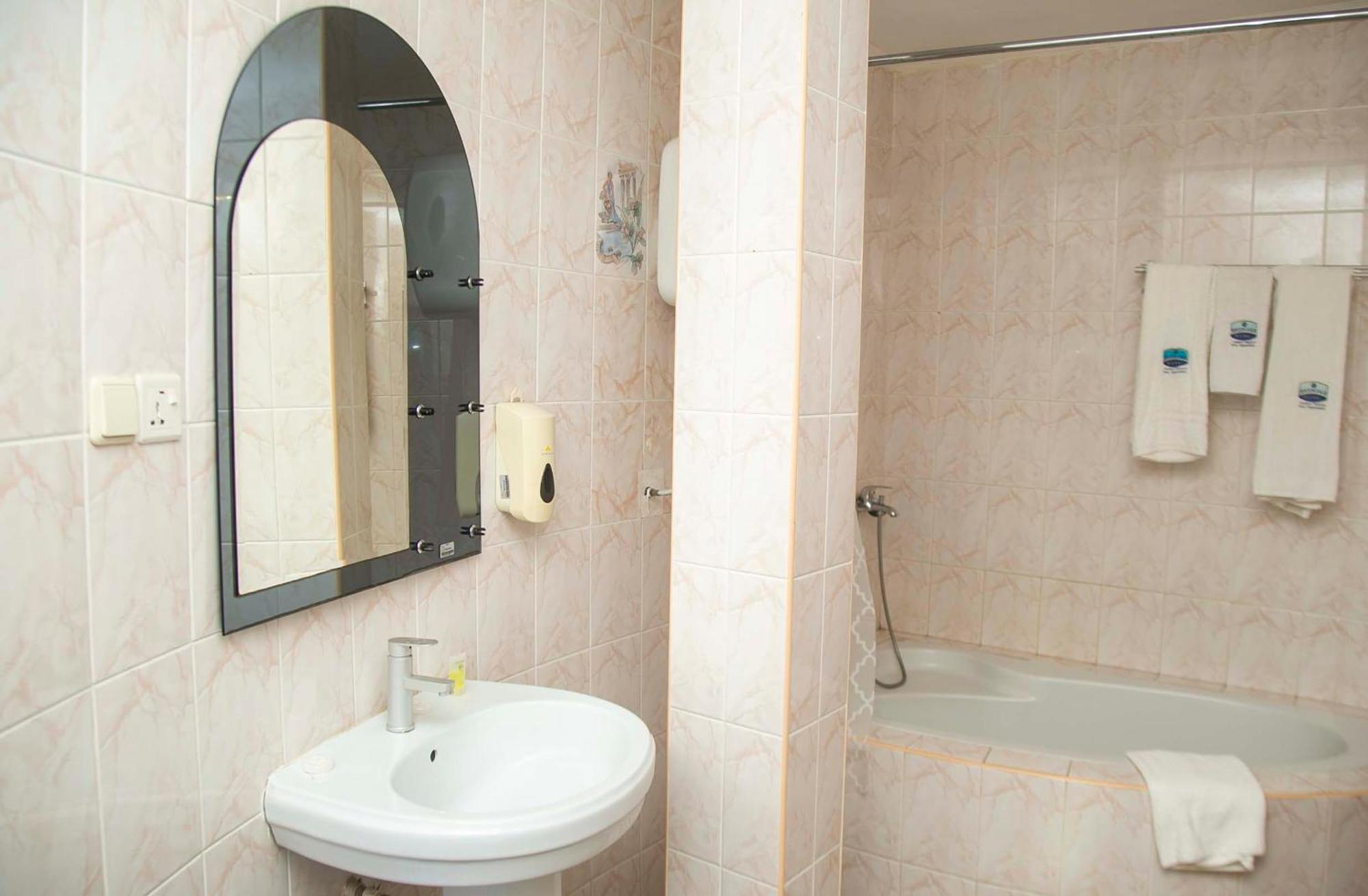 Brookvale Hotel Weija Екстериор снимка