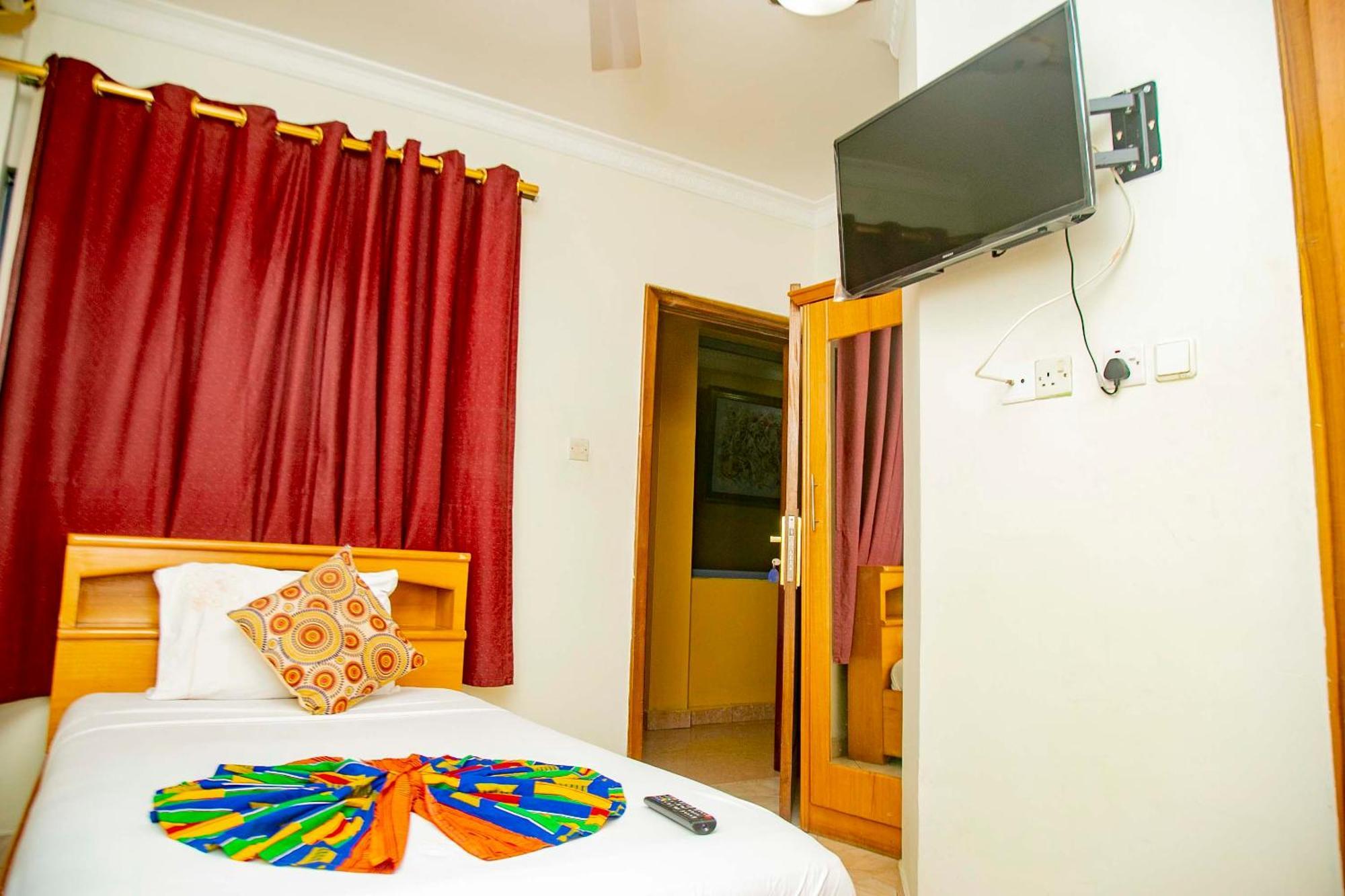 Brookvale Hotel Weija Екстериор снимка