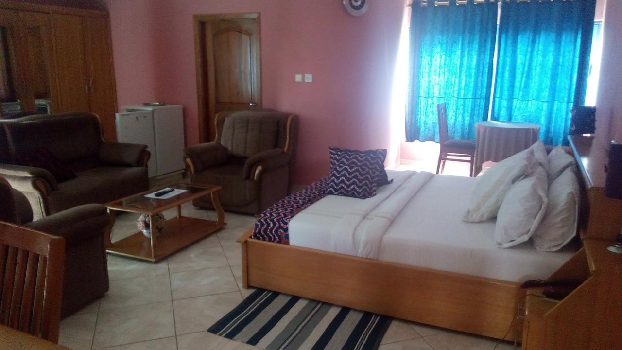 Brookvale Hotel Weija Екстериор снимка